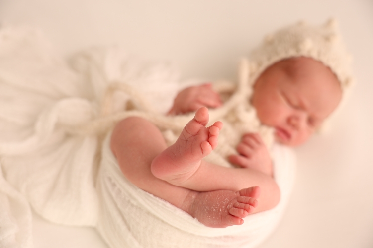 Când se face ședința foto nou născut (6-14 zile)? Ghid complet pentru părinți.